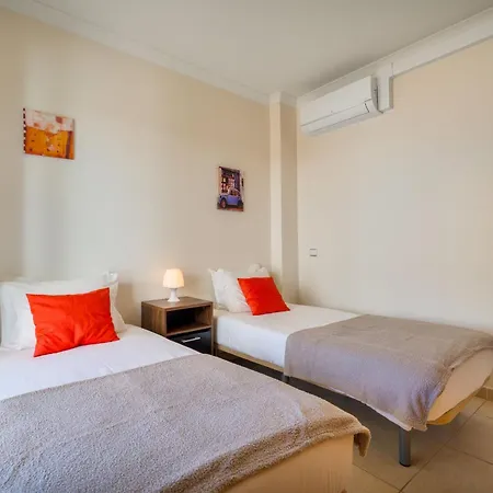 Bright 2br With Pool Near By Lovelystay Apartman *