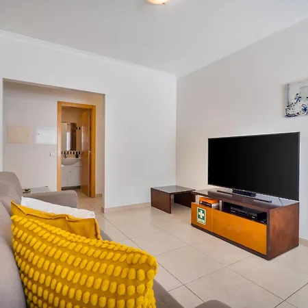 Apartman Bright 2br With Pool Near By Lovelystay *