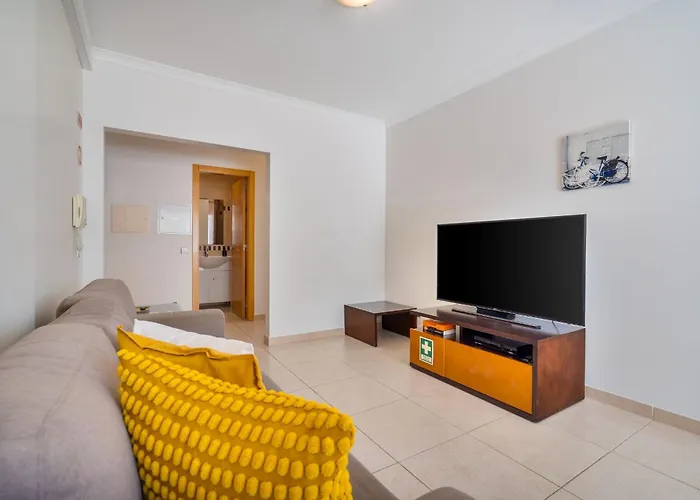 Apartment Bright 2br With Pool Near By Lovelystay *