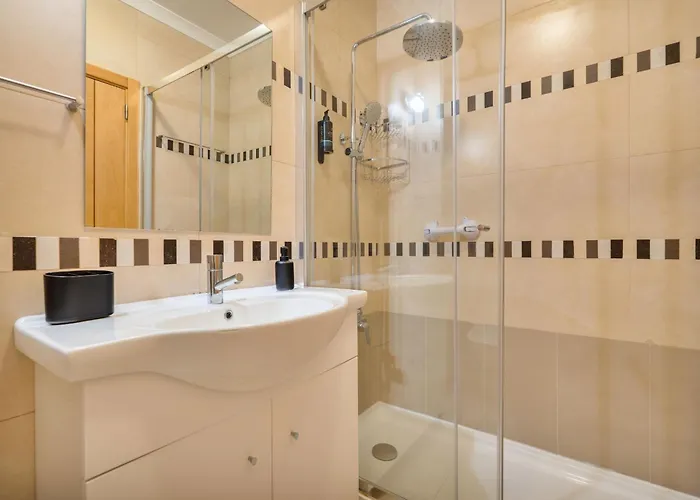 Apartment Bright 2br With Pool Near By Lovelystay *