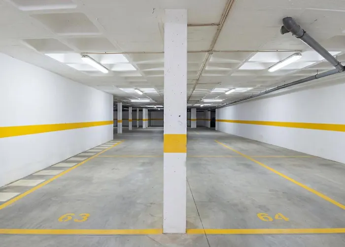 Bright 2br With Pool Near By Lovelystay