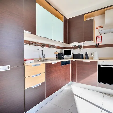 Bright 2br With Pool Near By Lovelystay *