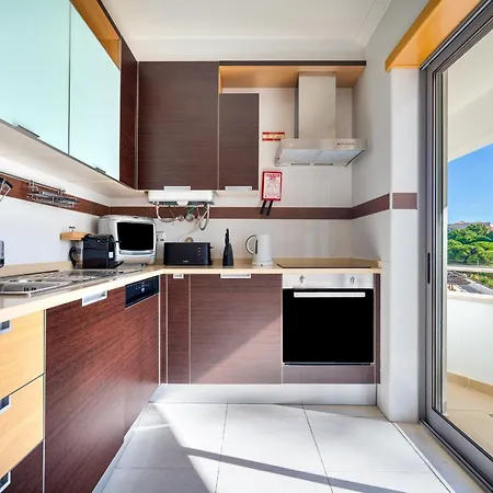 Apartamento Bright 2br With Pool Near By Lovelystay